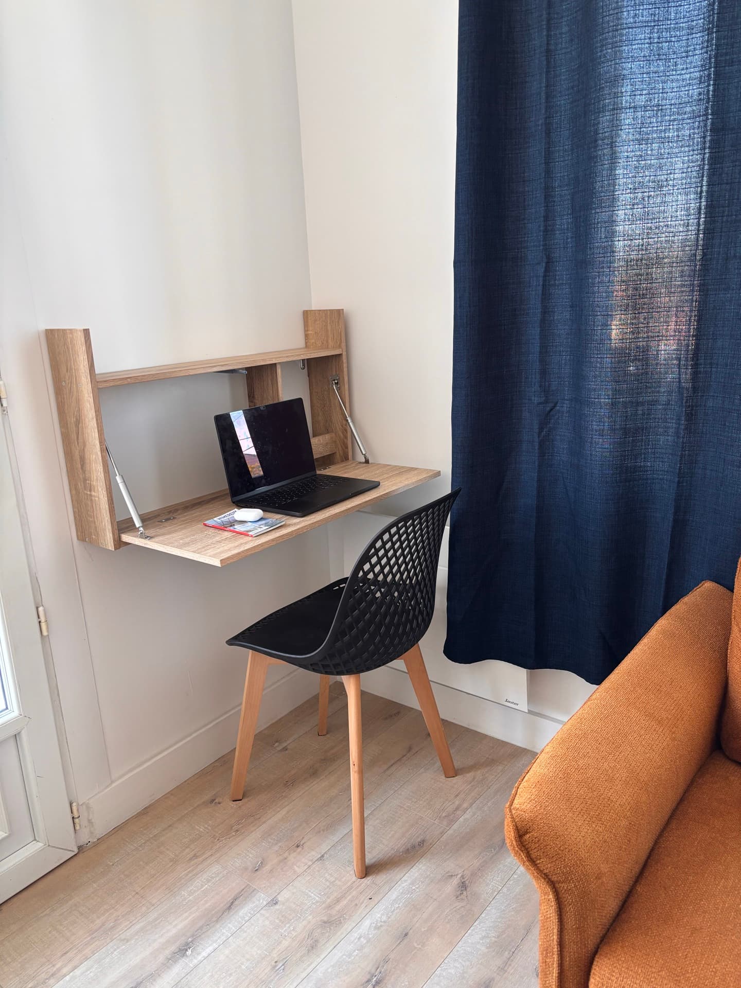 Bureau mural avec laptop, espace télétravail de l'Atelier des Sardines