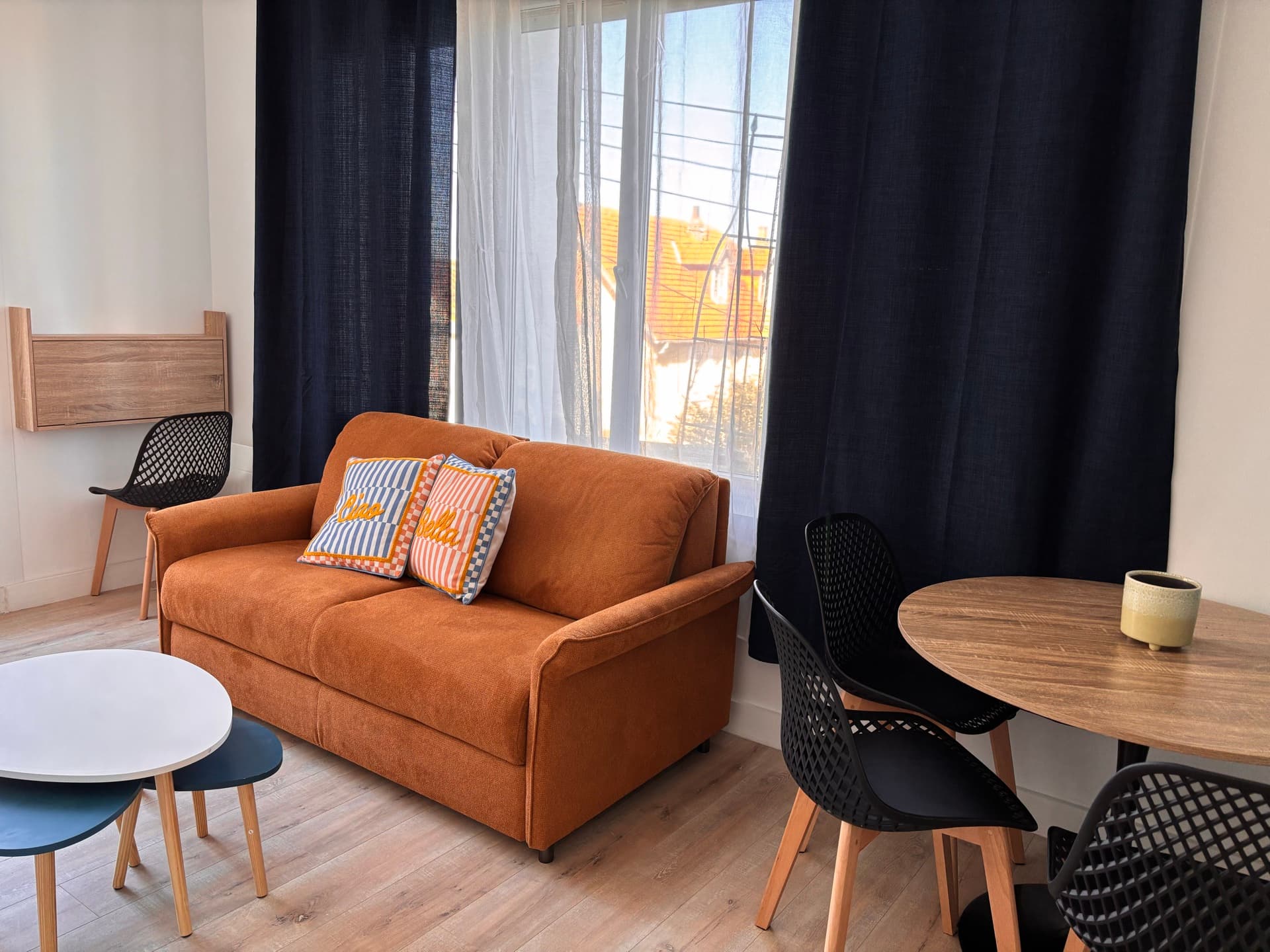 Canapé-lit confortable dans le salon de l'Atelier des Sardines