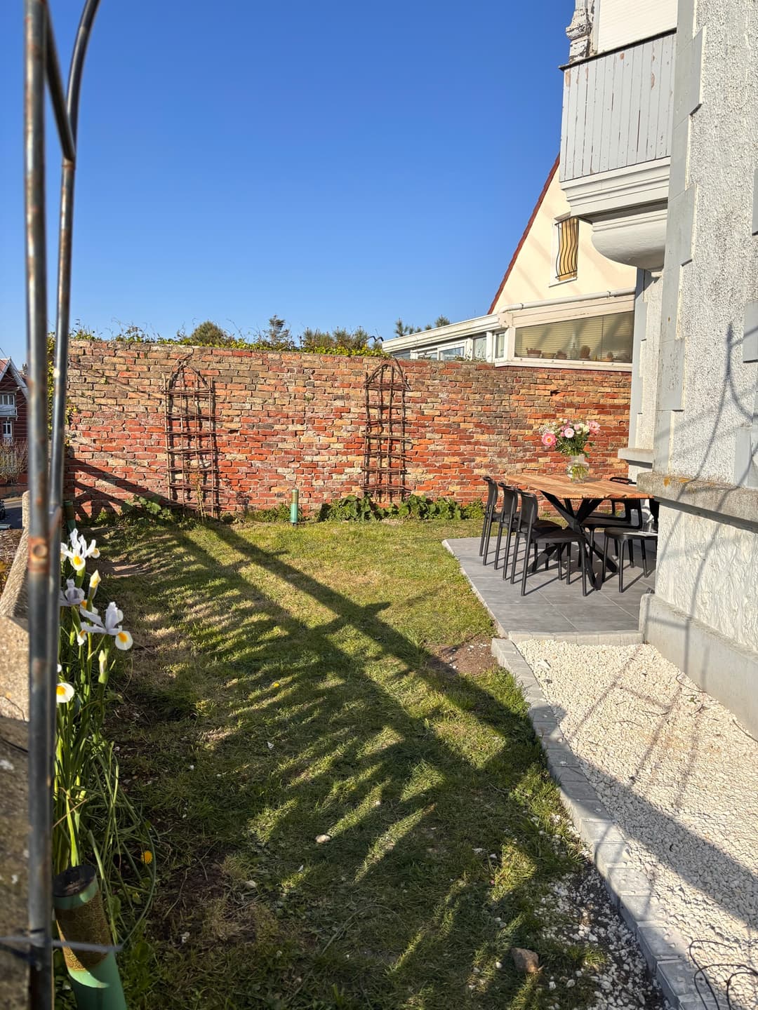 Jardin privatif clôturé avec mur en briques et terrasse