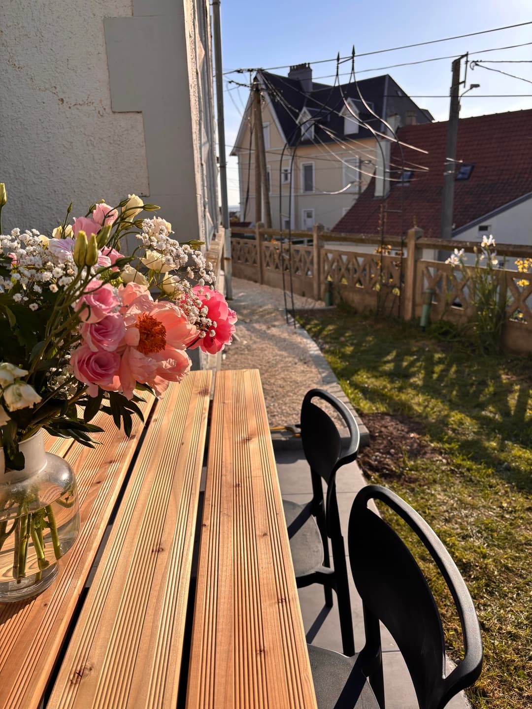 Terrasse de jardin avec table en bois et fleurs